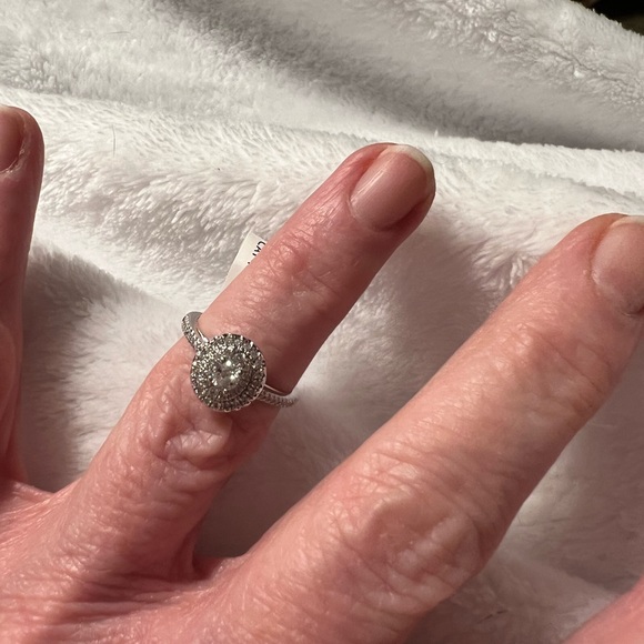 14 kt white gold diamond cluster ring - Picture 2 of 3